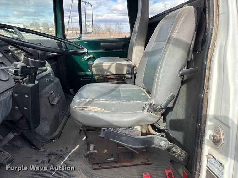 image for item ET4399 1987 Ford L8000 truck cab and chassis