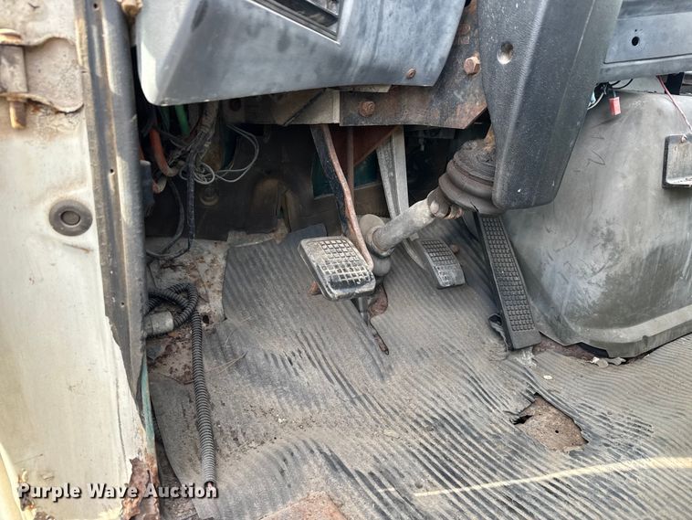 image for item ET4399 1987 Ford L8000 truck cab and chassis