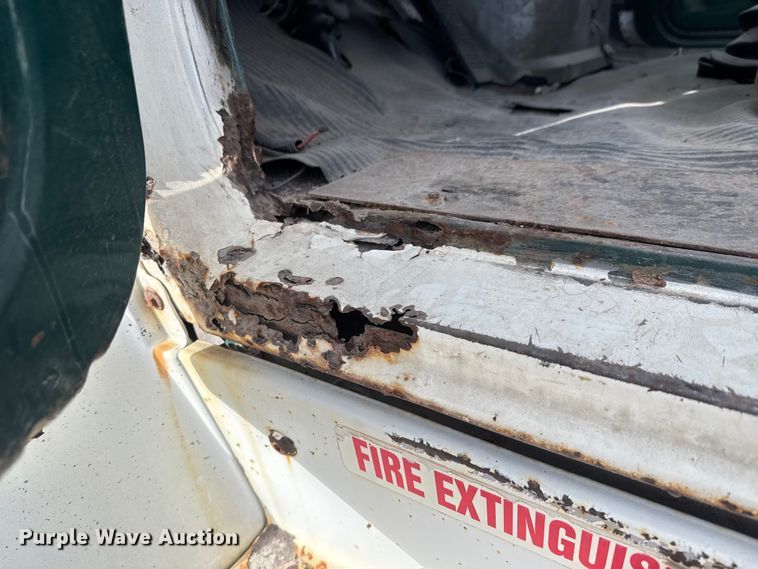 image for item ET4399 1987 Ford L8000 truck cab and chassis