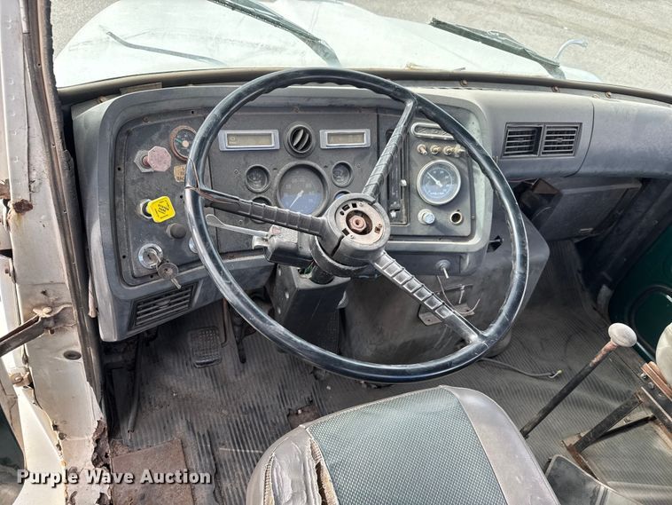 image for item ET4399 1987 Ford L8000 truck cab and chassis