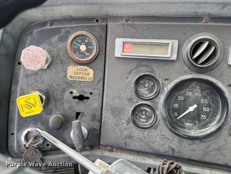 image for item ET4399 1987 Ford L8000 truck cab and chassis