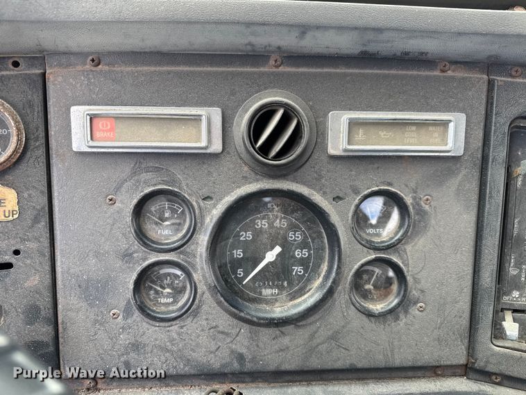 image for item ET4399 1987 Ford L8000 truck cab and chassis