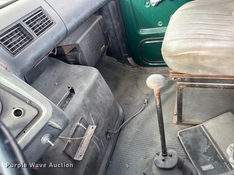 image for item ET4399 1987 Ford L8000 truck cab and chassis