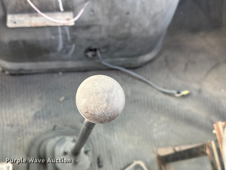 image for item ET4399 1987 Ford L8000 truck cab and chassis