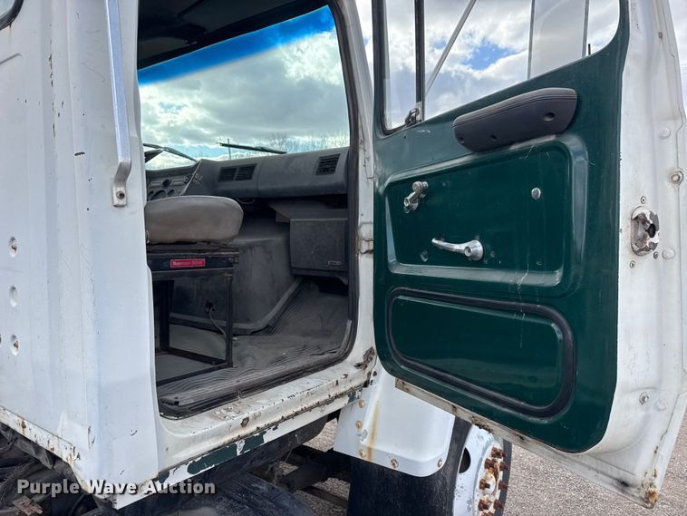 image for item ET4399 1987 Ford L8000 truck cab and chassis