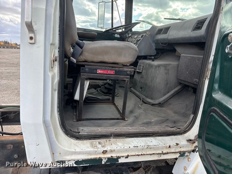 image for item ET4399 1987 Ford L8000 truck cab and chassis