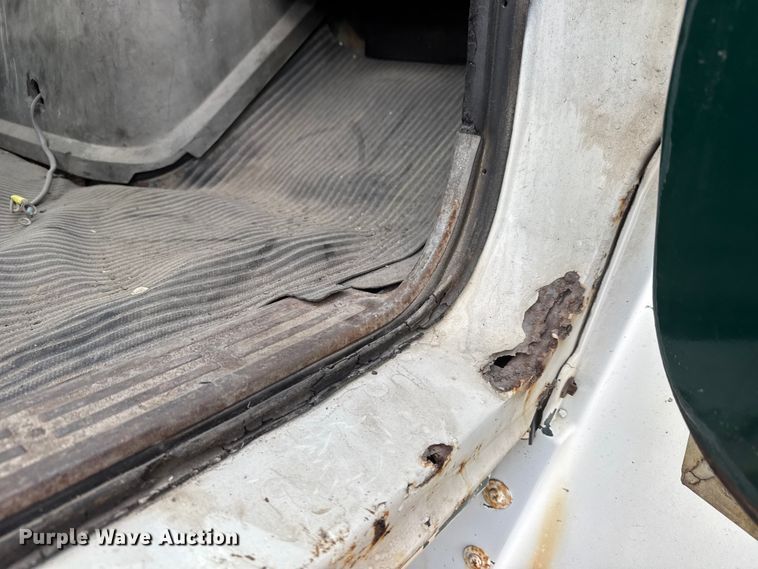 image for item ET4399 1987 Ford L8000 truck cab and chassis