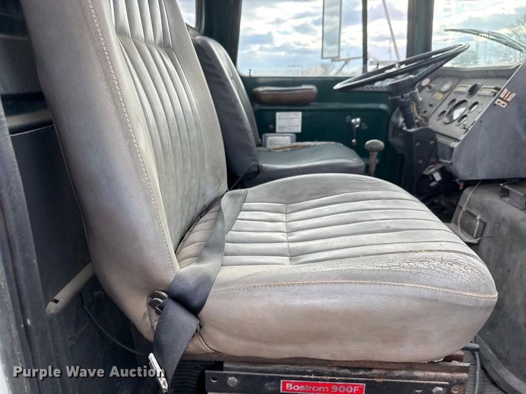 image for item ET4399 1987 Ford L8000 truck cab and chassis