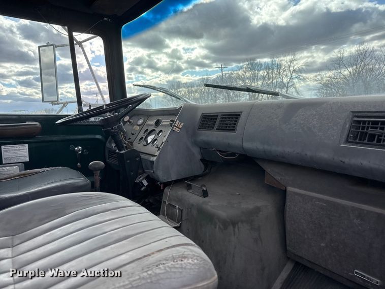 image for item ET4399 1987 Ford L8000 truck cab and chassis