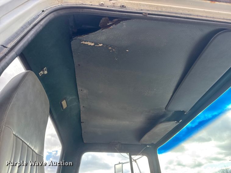 image for item ET4399 1987 Ford L8000 truck cab and chassis