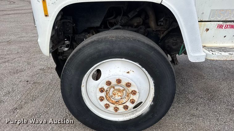 image for item ET4399 1987 Ford L8000 truck cab and chassis