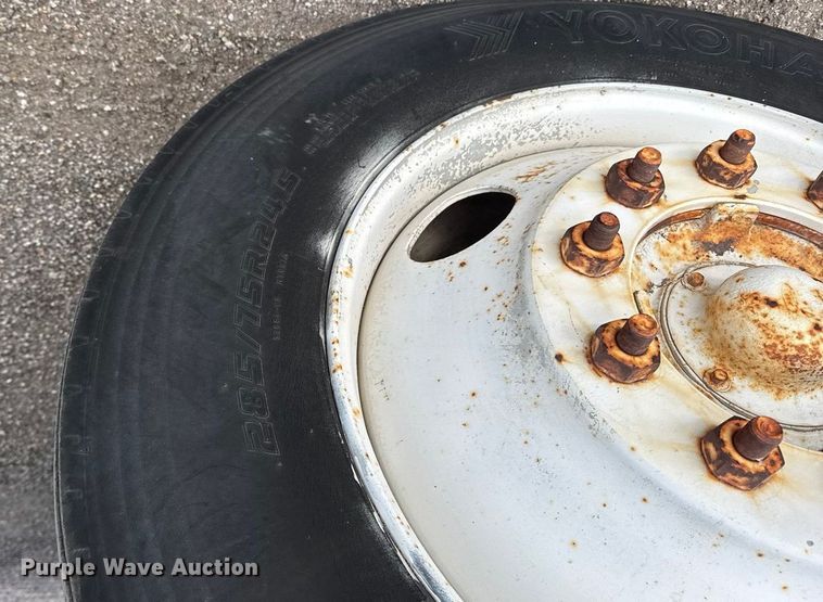 image for item ET4399 1987 Ford L8000 truck cab and chassis