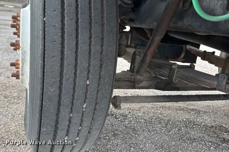 image for item ET4399 1987 Ford L8000 truck cab and chassis