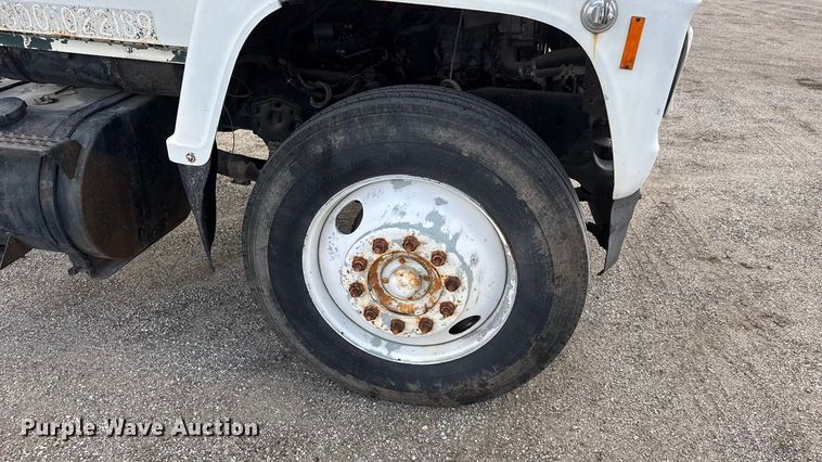 image for item ET4399 1987 Ford L8000 truck cab and chassis