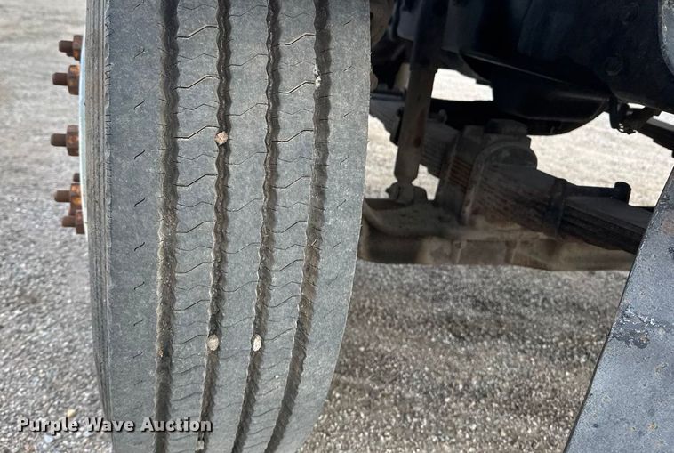 image for item ET4399 1987 Ford L8000 truck cab and chassis