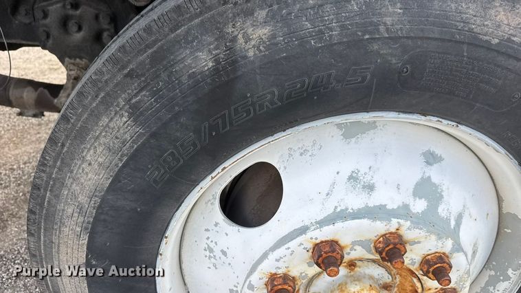 image for item ET4399 1987 Ford L8000 truck cab and chassis