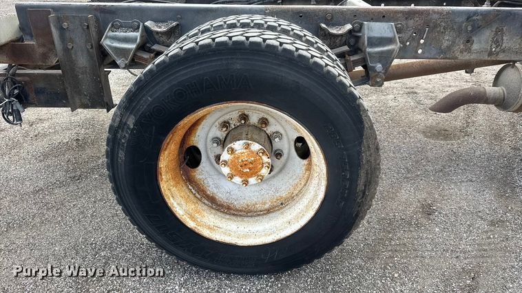 image for item ET4399 1987 Ford L8000 truck cab and chassis