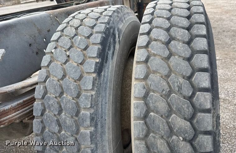 image for item ET4399 1987 Ford L8000 truck cab and chassis