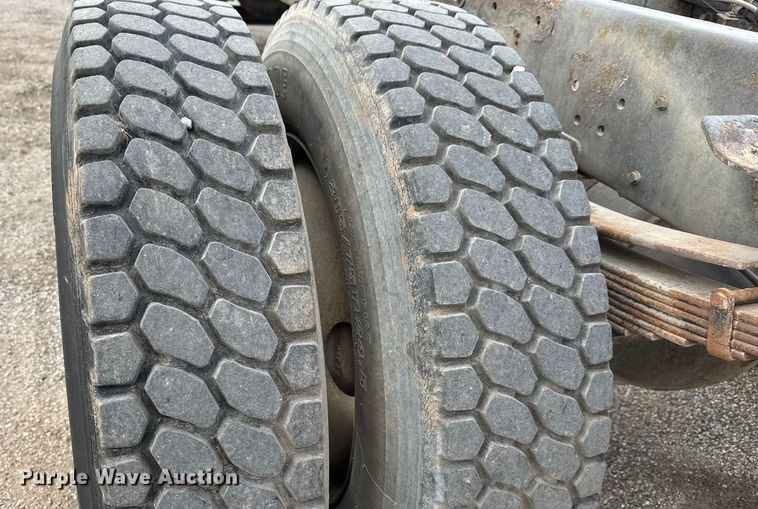 image for item ET4399 1987 Ford L8000 truck cab and chassis