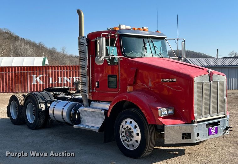 image for item ET6961 2011 Kenworth T8 Series semi truck