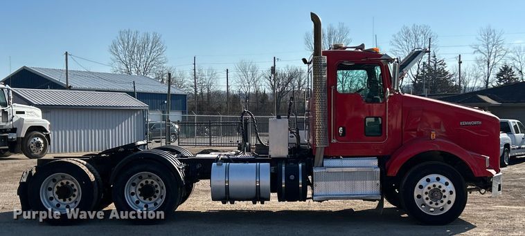 image for item ET6961 2011 Kenworth T8 Series semi truck