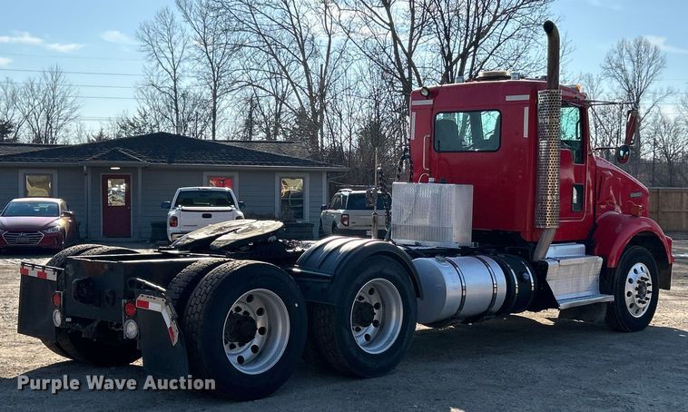 image for item ET6961 2011 Kenworth T8 Series semi truck