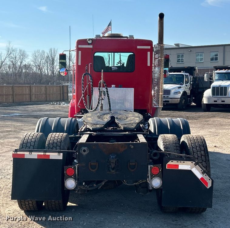 image for item ET6961 2011 Kenworth T8 Series semi truck