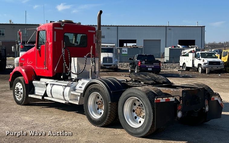 image for item ET6961 2011 Kenworth T8 Series semi truck