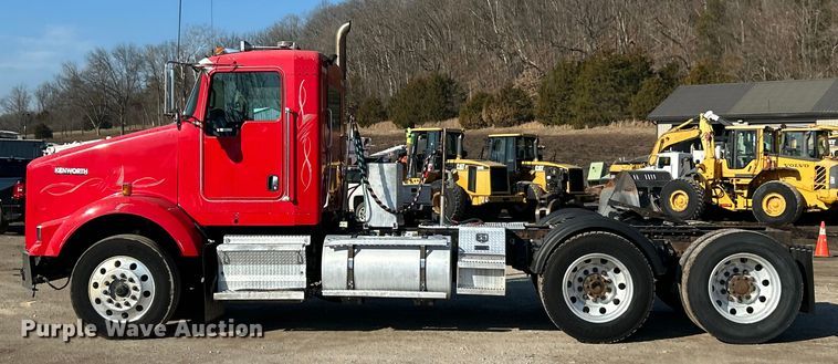 image for item ET6961 2011 Kenworth T8 Series semi truck