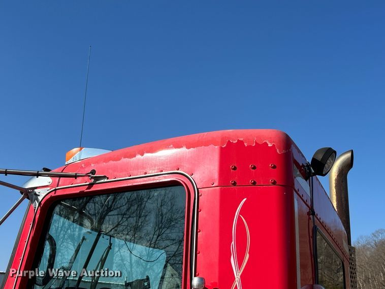 image for item ET6961 2011 Kenworth T8 Series semi truck