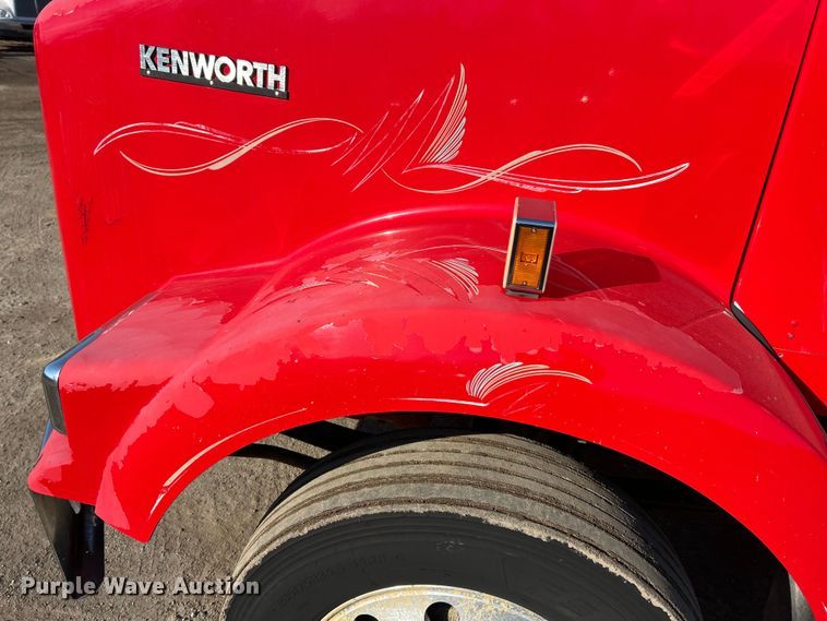 image for item ET6961 2011 Kenworth T8 Series semi truck
