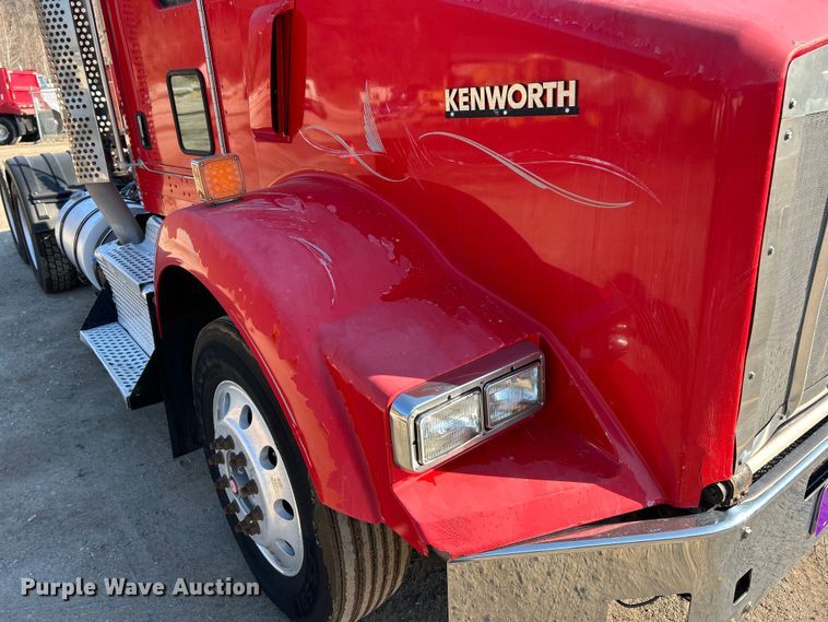 image for item ET6961 2011 Kenworth T8 Series semi truck