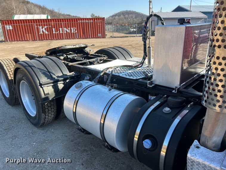 image for item ET6961 2011 Kenworth T8 Series semi truck