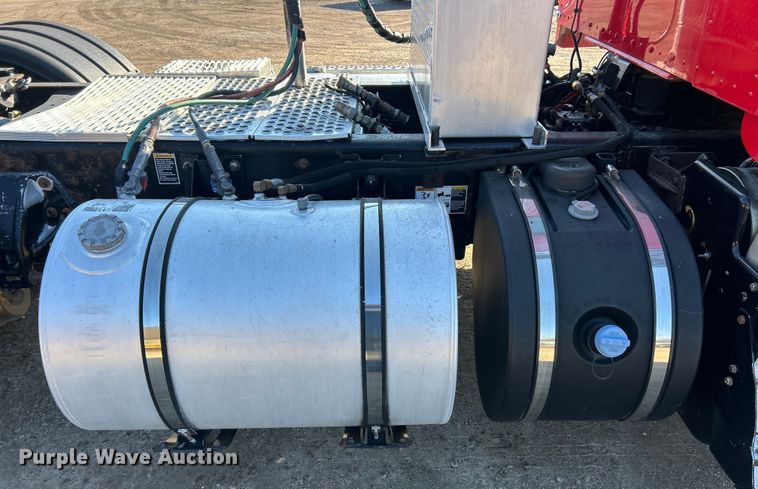 image for item ET6961 2011 Kenworth T8 Series semi truck