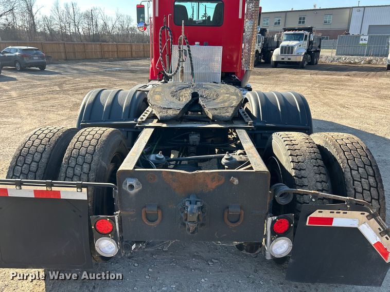 image for item ET6961 2011 Kenworth T8 Series semi truck