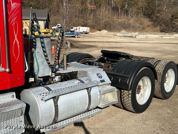 image for item ET6961 2011 Kenworth T8 Series semi truck