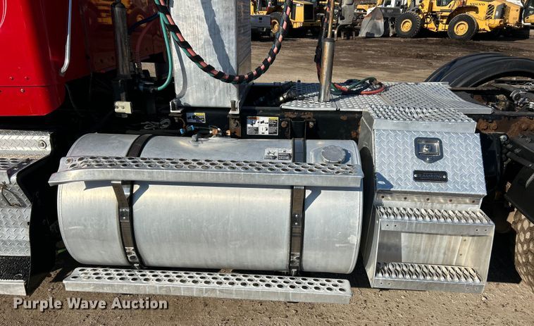 image for item ET6961 2011 Kenworth T8 Series semi truck