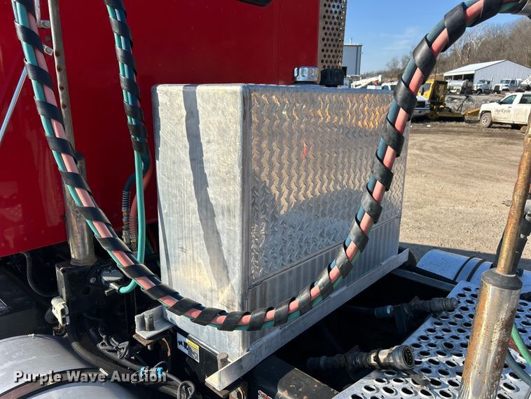 image for item ET6961 2011 Kenworth T8 Series semi truck