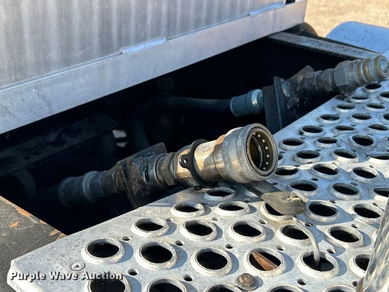 image for item ET6961 2011 Kenworth T8 Series semi truck