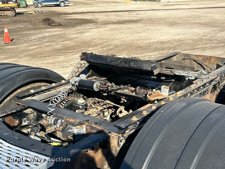 image for item ET6961 2011 Kenworth T8 Series semi truck