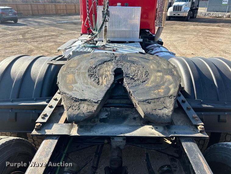 image for item ET6961 2011 Kenworth T8 Series semi truck