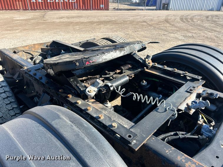 image for item ET6961 2011 Kenworth T8 Series semi truck