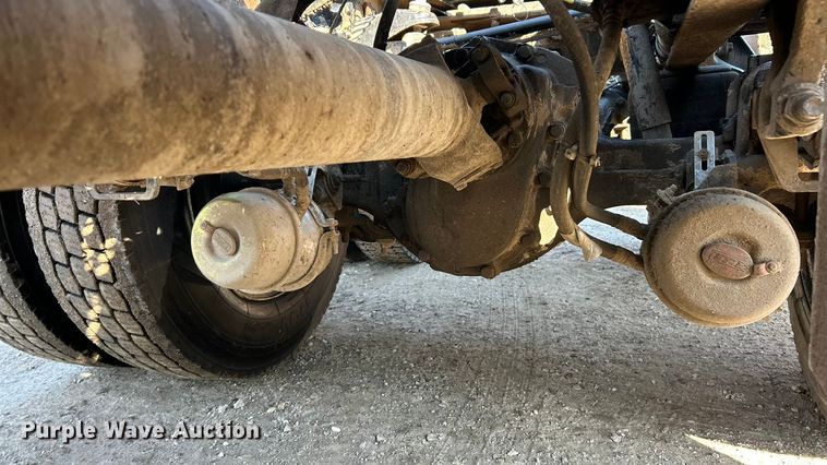 image for item ET6961 2011 Kenworth T8 Series semi truck