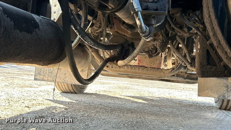 image for item ET6961 2011 Kenworth T8 Series semi truck