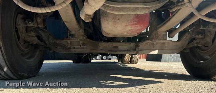 image for item ET6961 2011 Kenworth T8 Series semi truck