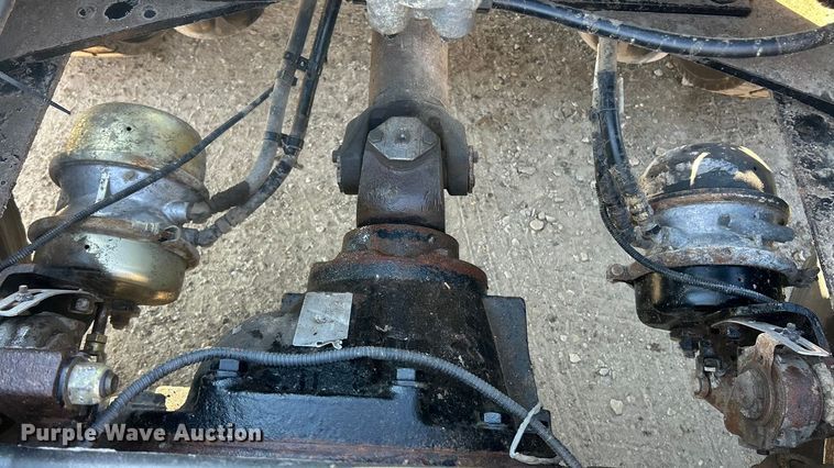 image for item ET6961 2011 Kenworth T8 Series semi truck