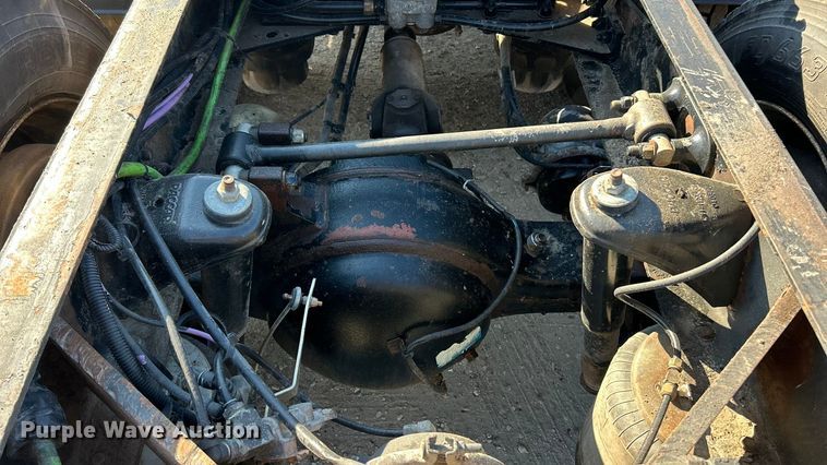 image for item ET6961 2011 Kenworth T8 Series semi truck