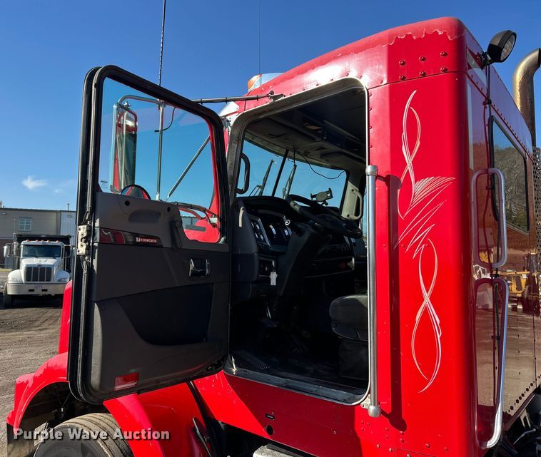 image for item ET6961 2011 Kenworth T8 Series semi truck
