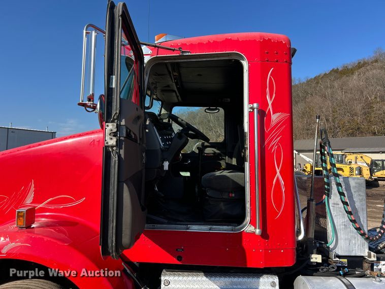 image for item ET6961 2011 Kenworth T8 Series semi truck