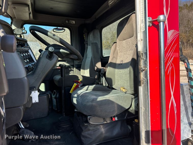 image for item ET6961 2011 Kenworth T8 Series semi truck